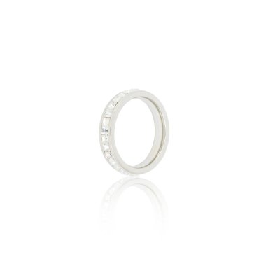 Beyaz izole gümüş elmas yüzük