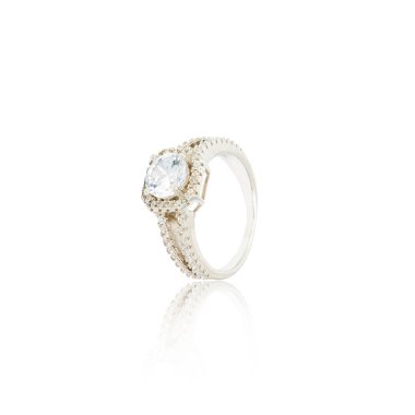 Beyaz izole gümüş elmas yüzük