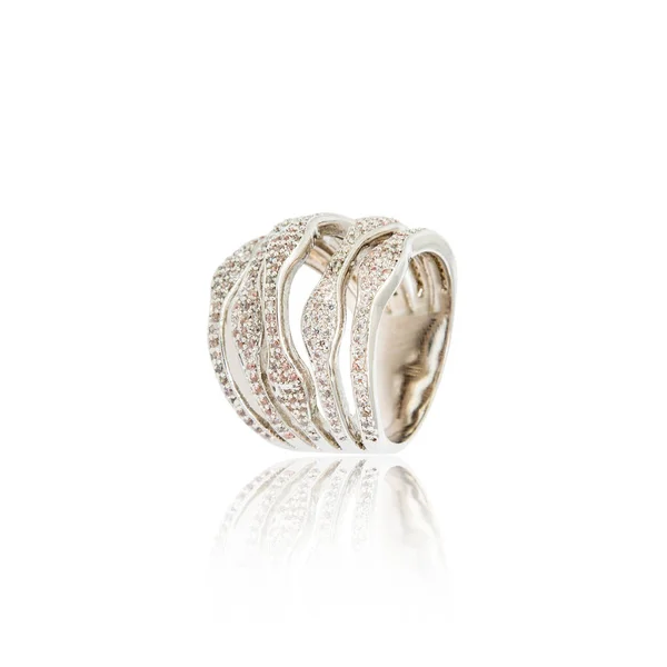 Srebrny pierścionek na białym tle — Zdjęcie stockowe