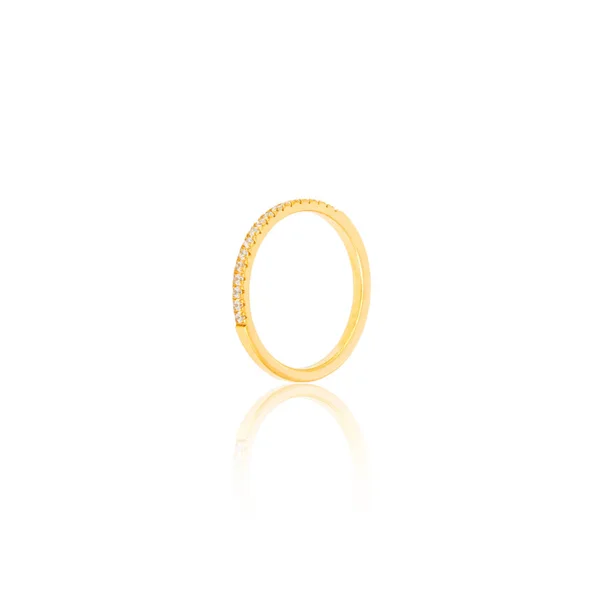 Anel dourado isolado em branco — Fotografia de Stock