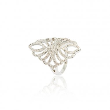 Beyaz izole gümüş elmas yüzük