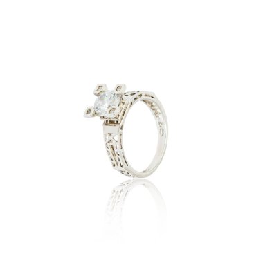 Beyaz izole gümüş elmas yüzük