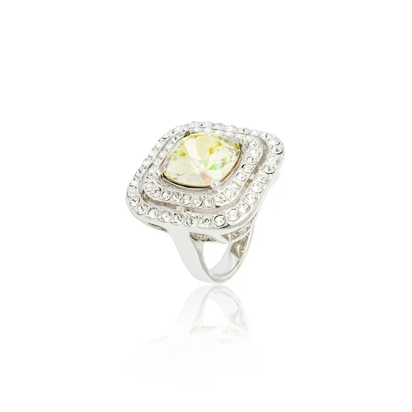 Anel de diamante de prata isolado no branco — Fotografia de Stock
