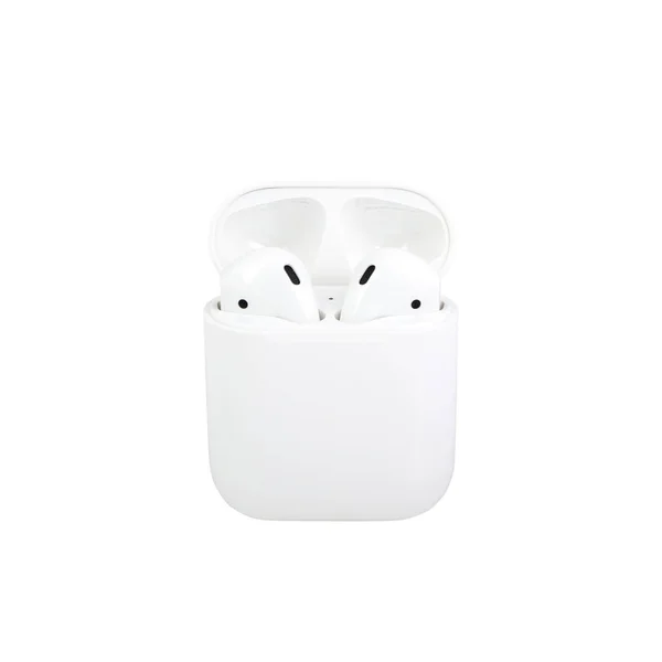 Minsk, Beyaz Rusya - 5 Ekim, 2017: Apple Airpods kablosuz kulaklık