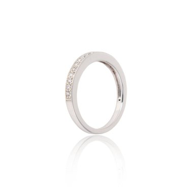 Beyaz izole gümüş elmas yüzük