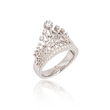 Beyaz izole gümüş elmas yüzük