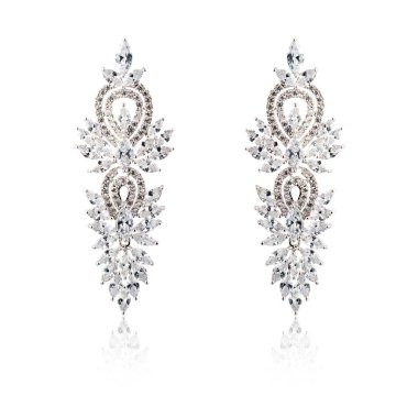 Çift üzerinde beyaz izole gümüş elmas küpe