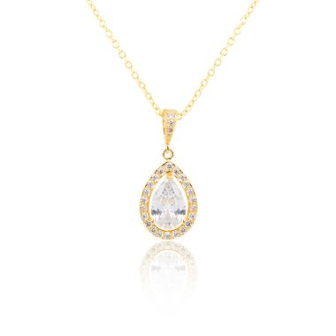 Altın kolye üzerinde beyaz izole