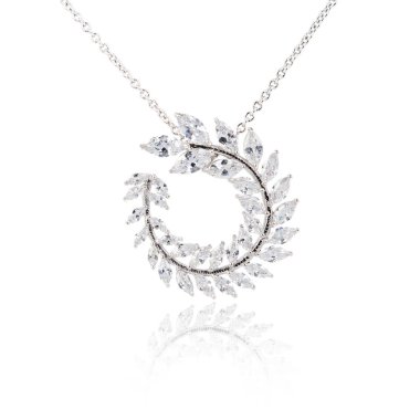 Elmas kolye üzerinde beyaz izole