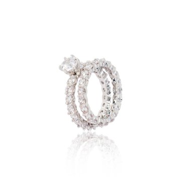 Beyaz izole gümüş elmas yüzük