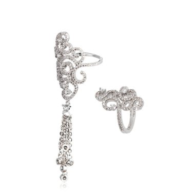 Beyaz izole gümüş elmas yüzük