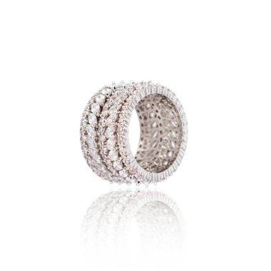 Beyaz izole gümüş elmas yüzük