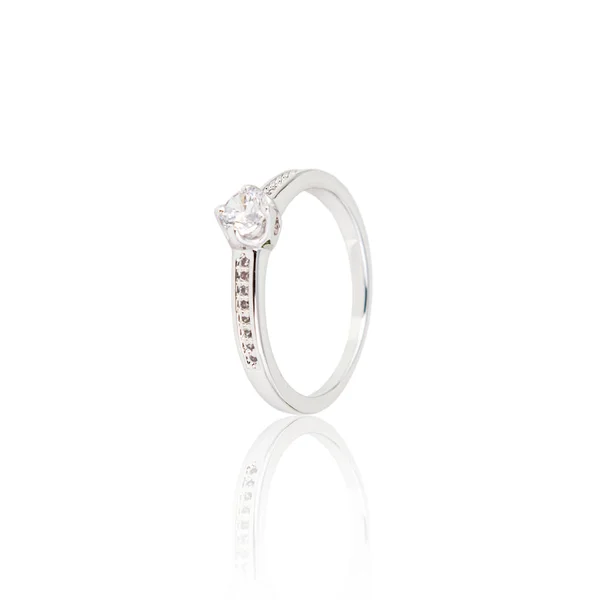 Anillo de diamantes de plata aislado en blanco — Foto de Stock