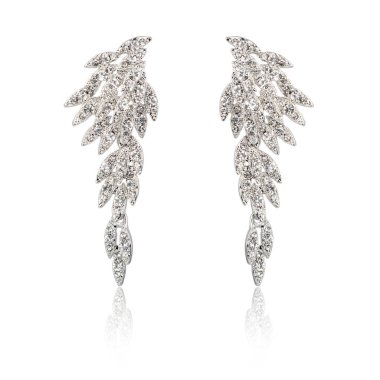 Çift üzerinde beyaz izole gümüş elmas küpe