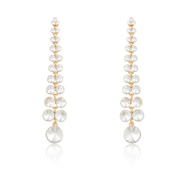 Çift üzerinde beyaz izole altın elmas küpe