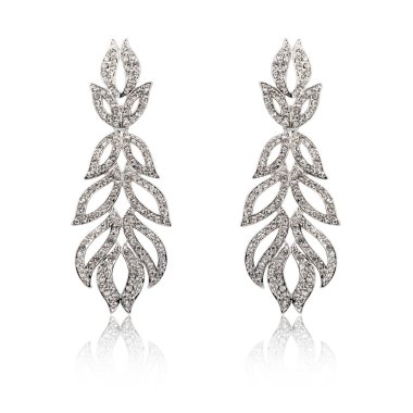 Çift üzerinde beyaz izole gümüş elmas küpe