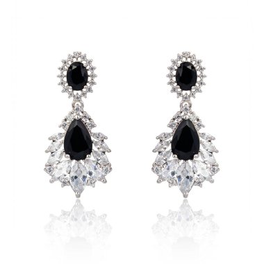 Çift üzerinde beyaz izole lâl taşı elmas küpe