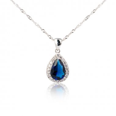 Safir kolye üzerinde beyaz izole