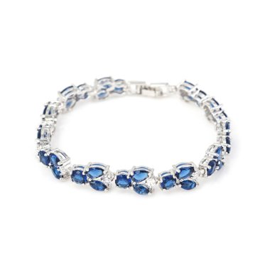 Safir bilezik beyaz izole