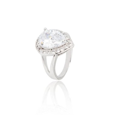 Beyaz izole gümüş elmas yüzük