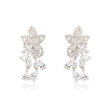 Çift üzerinde beyaz izole gümüş elmas küpe