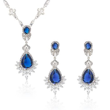 Beyazlara izole edilmiş moda mücevherleri.