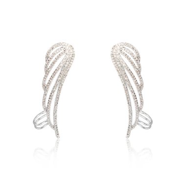 Çift üzerinde beyaz izole gümüş elmas küpe