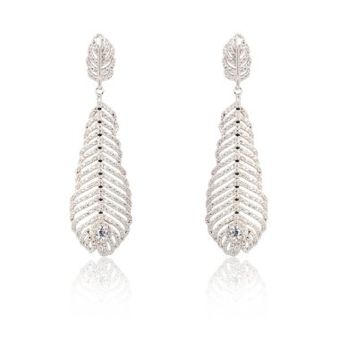 Çift üzerinde beyaz izole gümüş elmas küpe