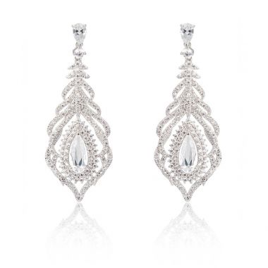 Çift üzerinde beyaz izole gümüş elmas küpe