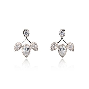 Çift üzerinde beyaz izole gümüş elmas küpe