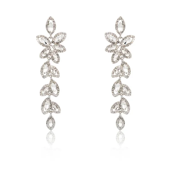 Paire de boucles d'oreilles en diamant argent isolé sur blanc — Photo