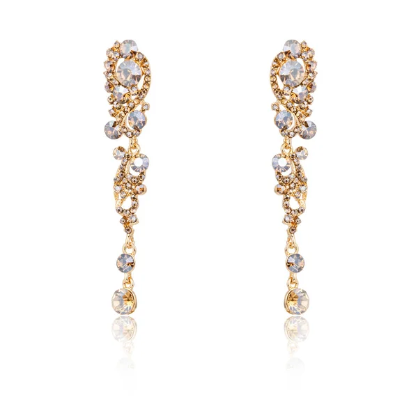 Paar gouden diamanten oorbellen geïsoleerd op wit — Stockfoto