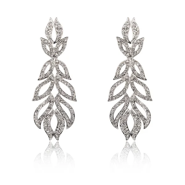 Пара срібних діамантових сережок ізольовані на білому — стокове фото