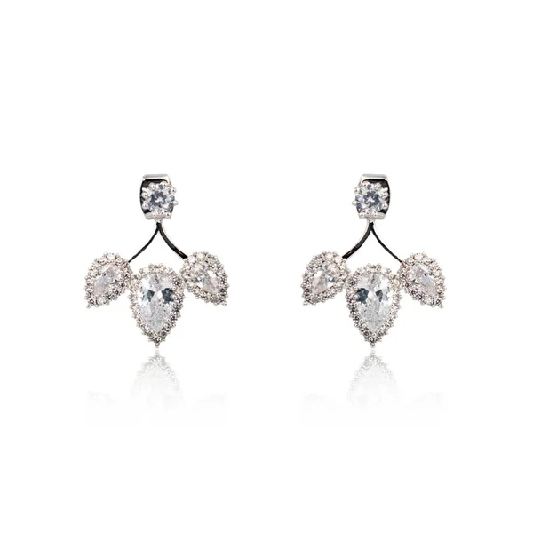 Paar zilveren diamantoorringen geïsoleerd op wit — Stockfoto
