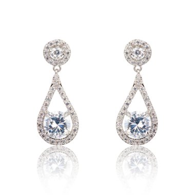 Çift üzerinde beyaz izole gümüş elmas küpe