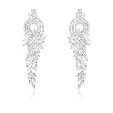 Çift üzerinde beyaz izole gümüş elmas küpe