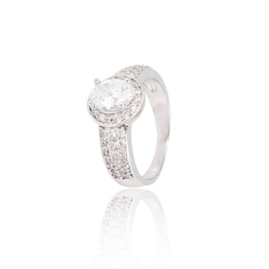 Beyaz izole gümüş elmas yüzük