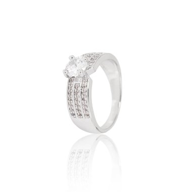 Beyaz izole gümüş elmas yüzük