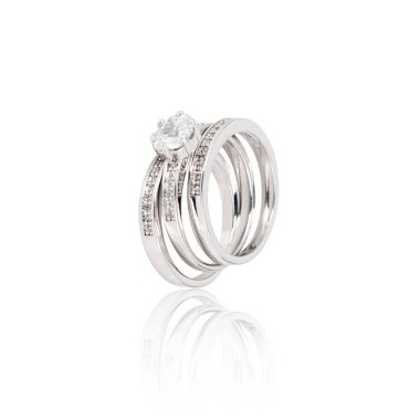 Beyaz izole gümüş elmas yüzük