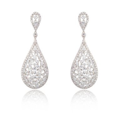 Çift üzerinde beyaz izole gümüş elmas küpe