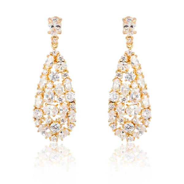 Coppia di orecchini con diamanti dorati isolati su bianco — Foto Stock