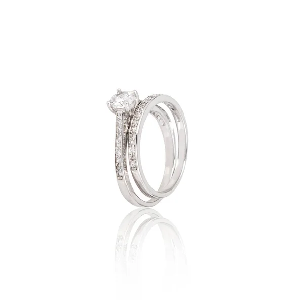Ασημένια διαμαντένιο δαχτυλίδι που απομονώνονται σε λευκό — Φωτογραφία Αρχείου