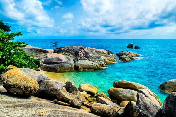 Tayland 'da bir adada inanılmaz bir kumsal.