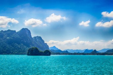 Tayland 'da bir adada inanılmaz bir kumsal.