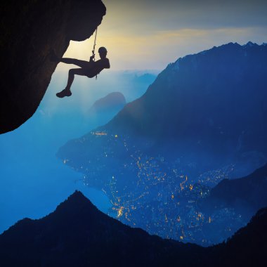 Dağcı gündoğumu şehrin yukarısındaki karşı