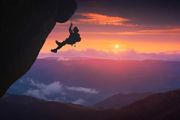 Horolezec proti západu slunce pozadí — Stock fotografie