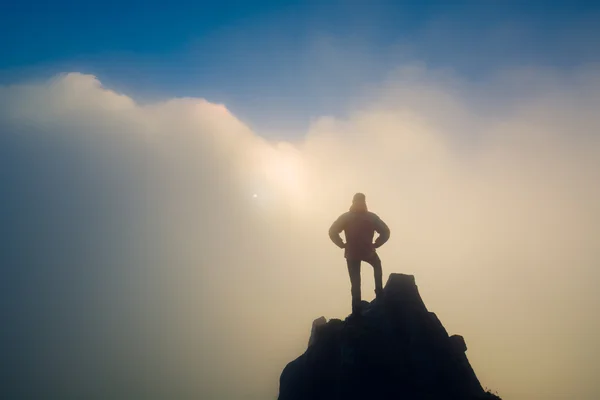 Hiker standing on a cliffs edge — Stock Photo, Image