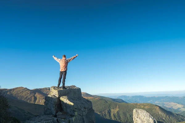 Tourist steht auf einer Klippe — Stockfoto