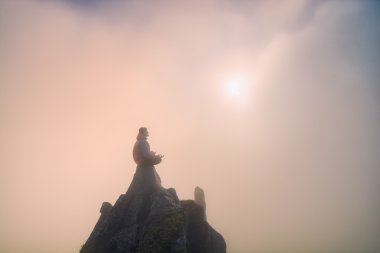 Adam bir dağın meditasyon