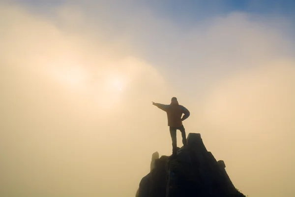 Hiker points to the sunrise — Stock Photo, Image